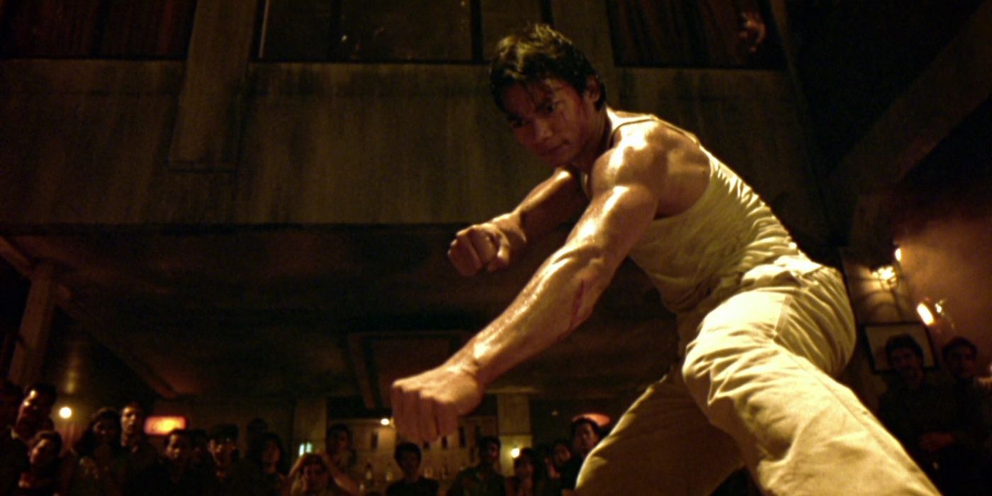 Tien (Tony Jaa) dá um soco para baixo em Ong-Bak: The Thai Warrior.