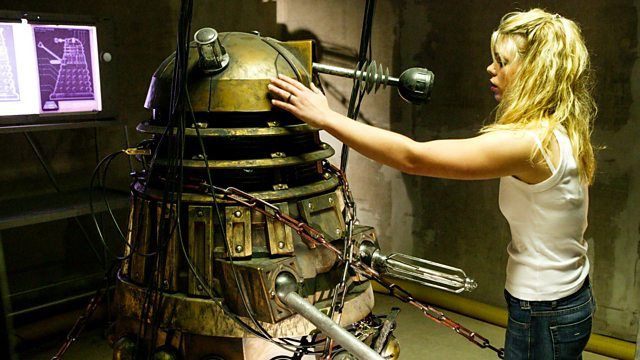 Rose Tyler coloca a mão em um Dalek moribundo para conforto em Doctor Who.