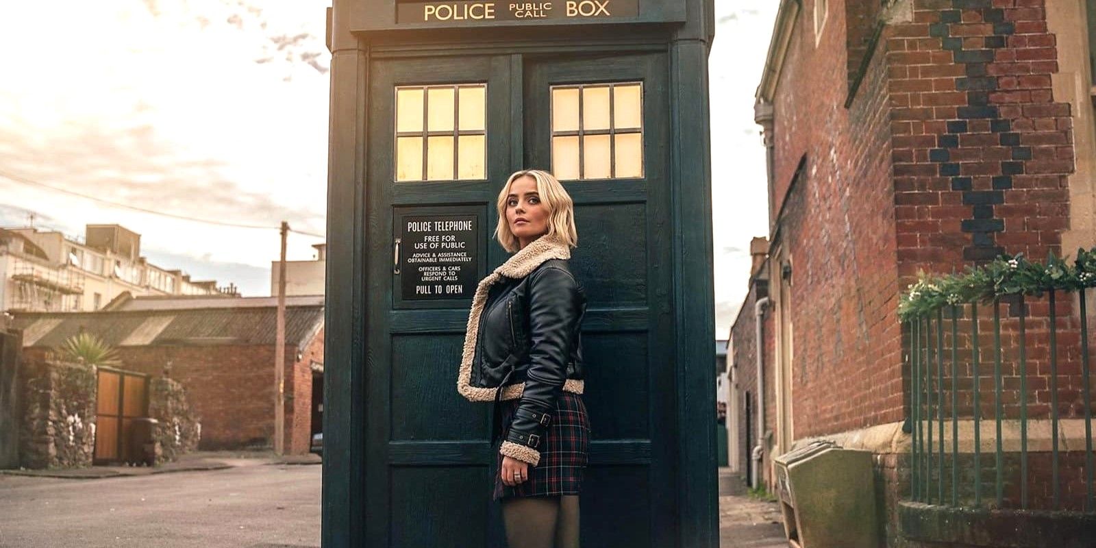 Ruby Sunday em frente à TARDIS no Doctor Who Christmas Special 2023.