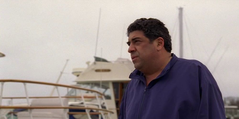 Salvatore "Big Pussy" Bonpensiero fica perto de um barco em Os Sopranos.