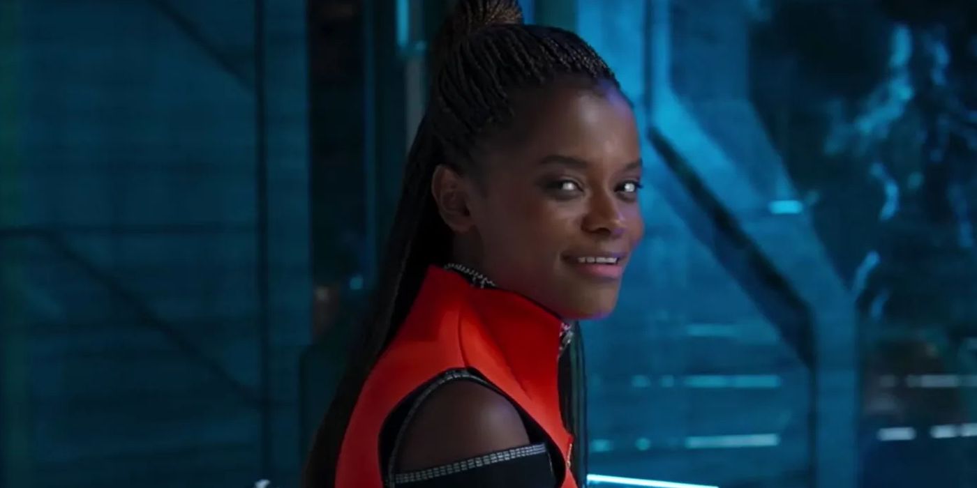 Shuri em seu laboratório no filme Pantera Negra de 2018 do Universo Cinematográfico Marvel (MCU)