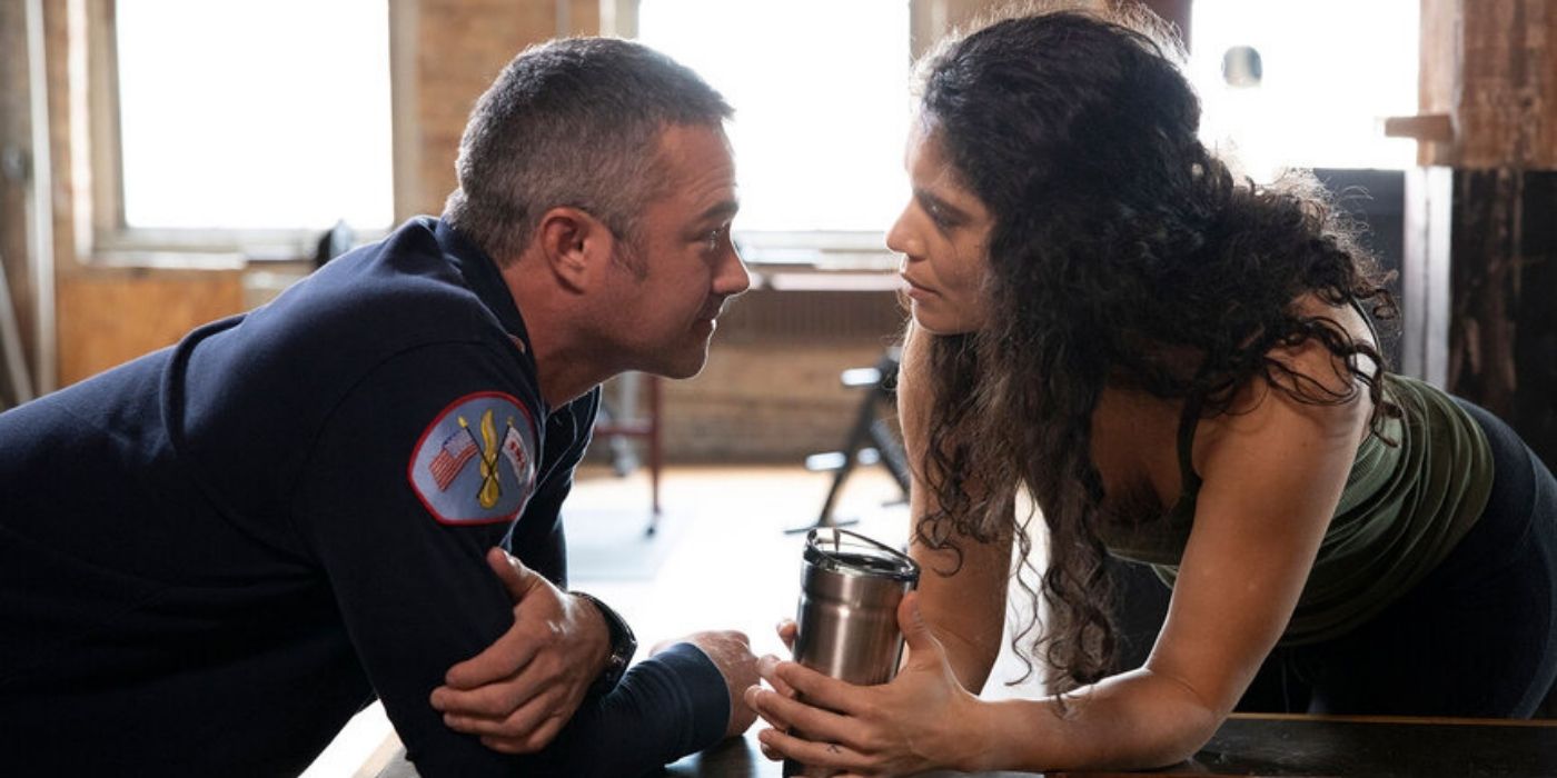 Taylor Kinney como Kelly Severide fala com Miranda Rae Mayo como Stella Kidd em Chicago Fire