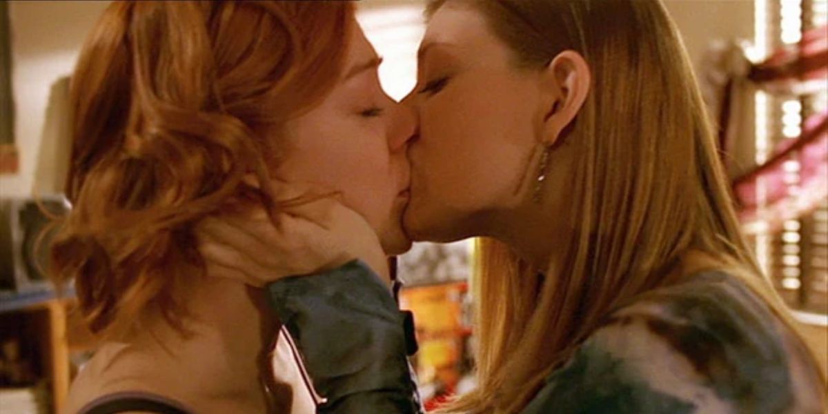 Willow and Tara kissing in Buffy episode "The Body."