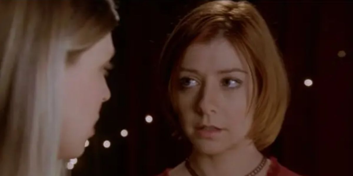 Willow e Tara se encarando em Buffy, a Caçadora de Vampiros