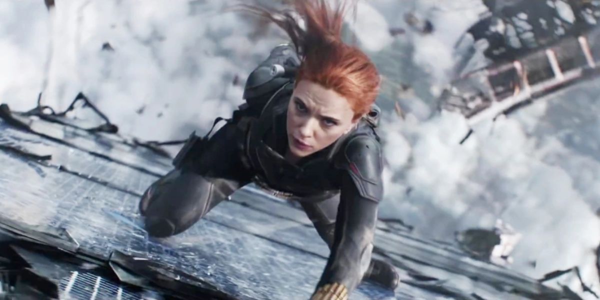 Black Widow (Scarlett Johanssen) climbs up the side of a building in the Black Widow movie.