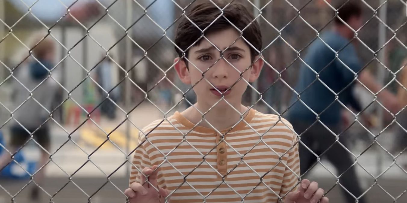 3 Body Problem on Netflix: A child looks terrified through a fence