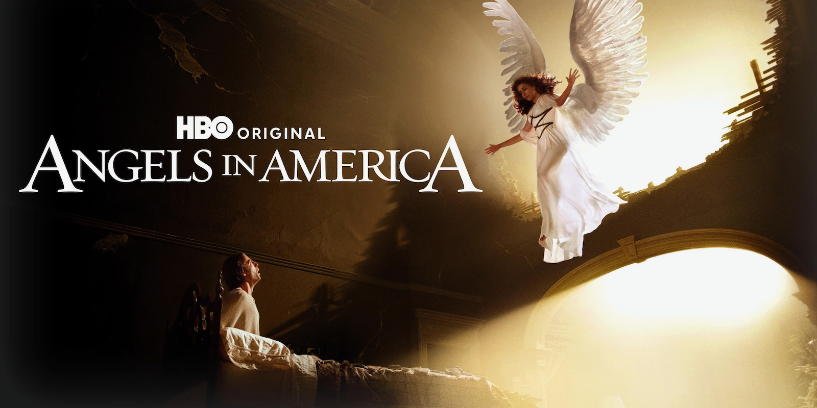 O pôster de Angels in America, da HBO, apresentando Justin Kirk como Prior Walter, na cama, olhando para um anjo