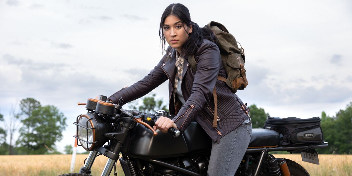 Maya Lopez (interpretada pelo ator Alaqua Cox) está sentada em uma motocicleta do lado de fora com uma jaqueta preta em Echo