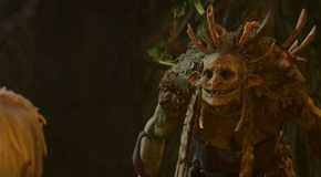 Auntie Ethel in hag form grins wide at the player character in Baldur's Gate 3.