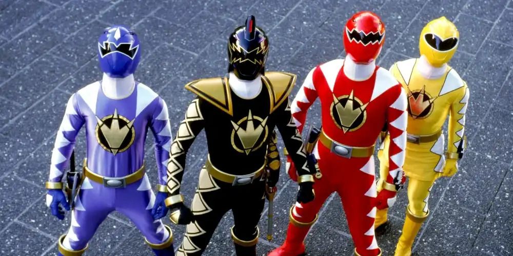 Azul, negro, rojo y amarillo equipados en Dino Thunder Power Rangers.
