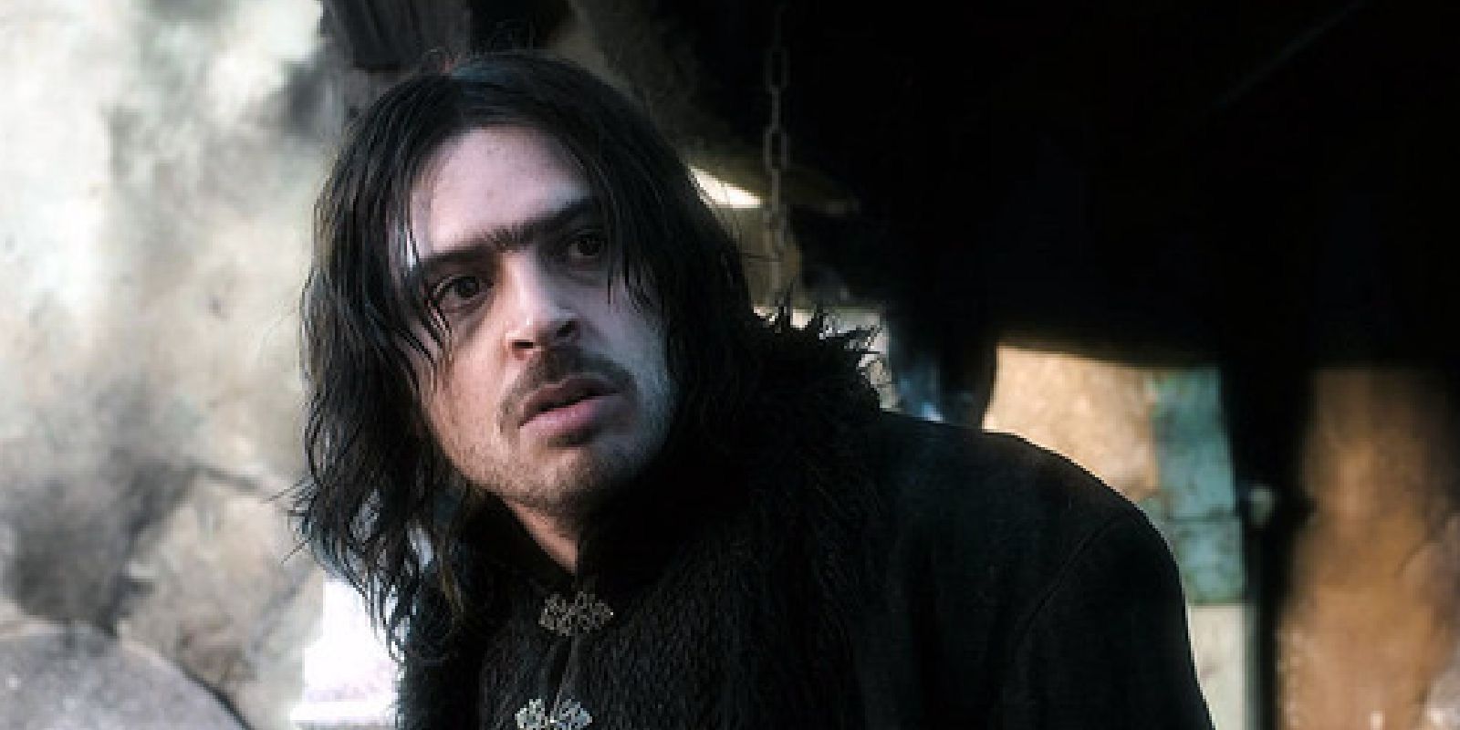 Alfrid Lickspittle olhando por cima do ombro na trilogia de filmes O Hobbit.