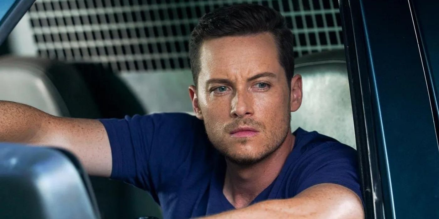 Jay Halstead (actor Jesse Lee Soffer) sits in a van in a black shirt in Chicago PD