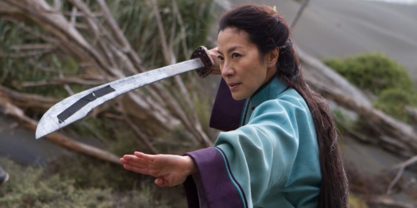 Michelle Yeohin em pose de luta com sua espada em Crouching Tiger, Hidden Dragon