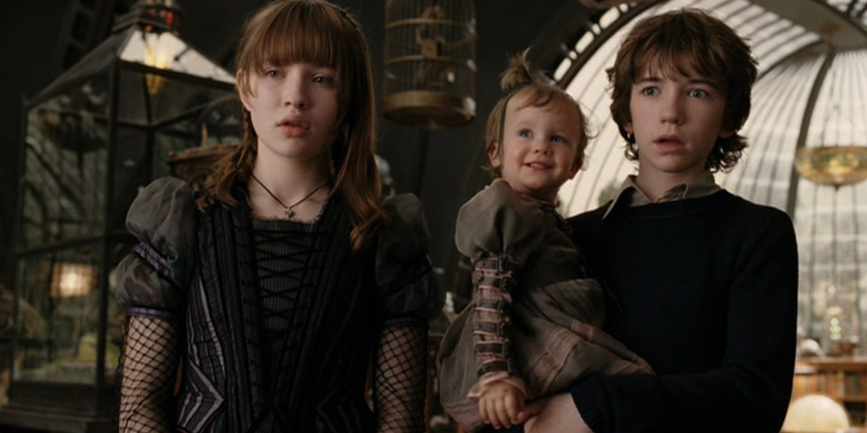 Violet, Sunny y Klaus Baudelaire están en la casa del Tío Monty en Una Serie de Eventos Desafortunados