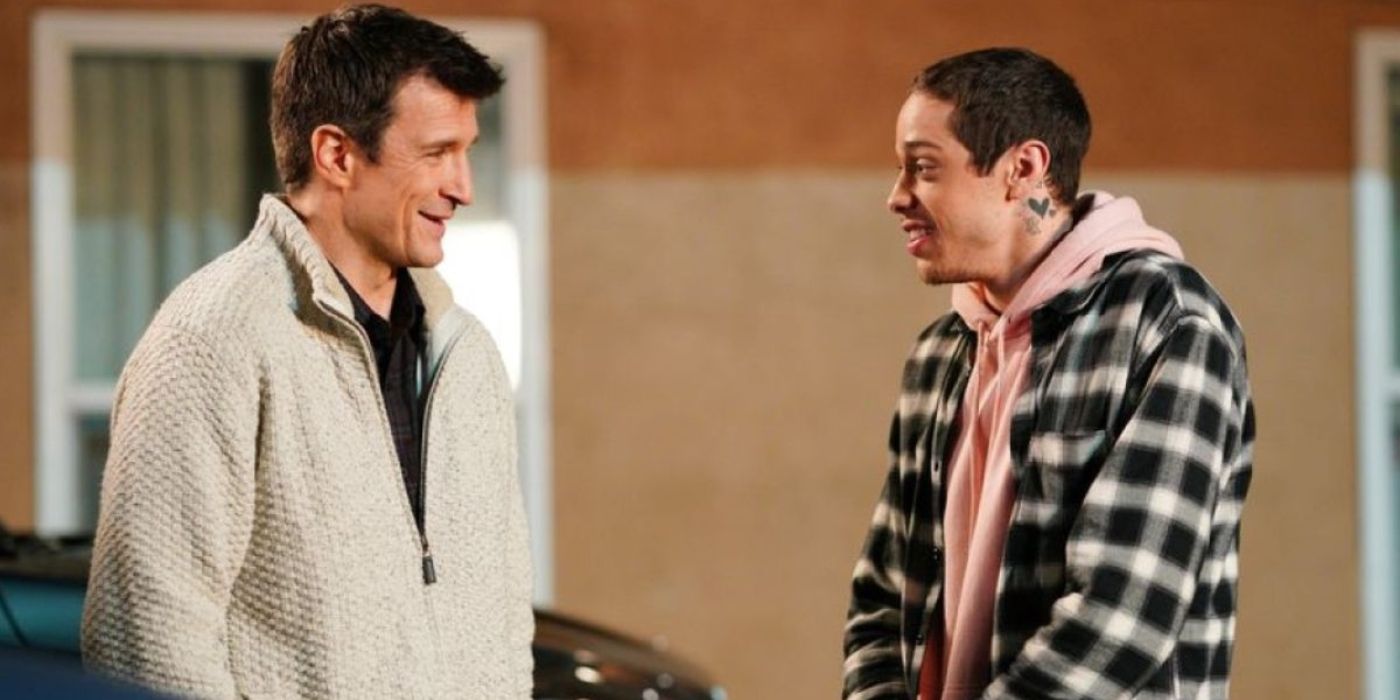 Nathan Fillion como John Nolan ri com Pete Davidson como Pete Nolan em The Rookie