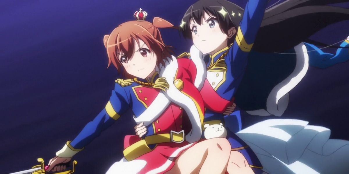 Karen e Hikari balançando no palco da Revue Starlight