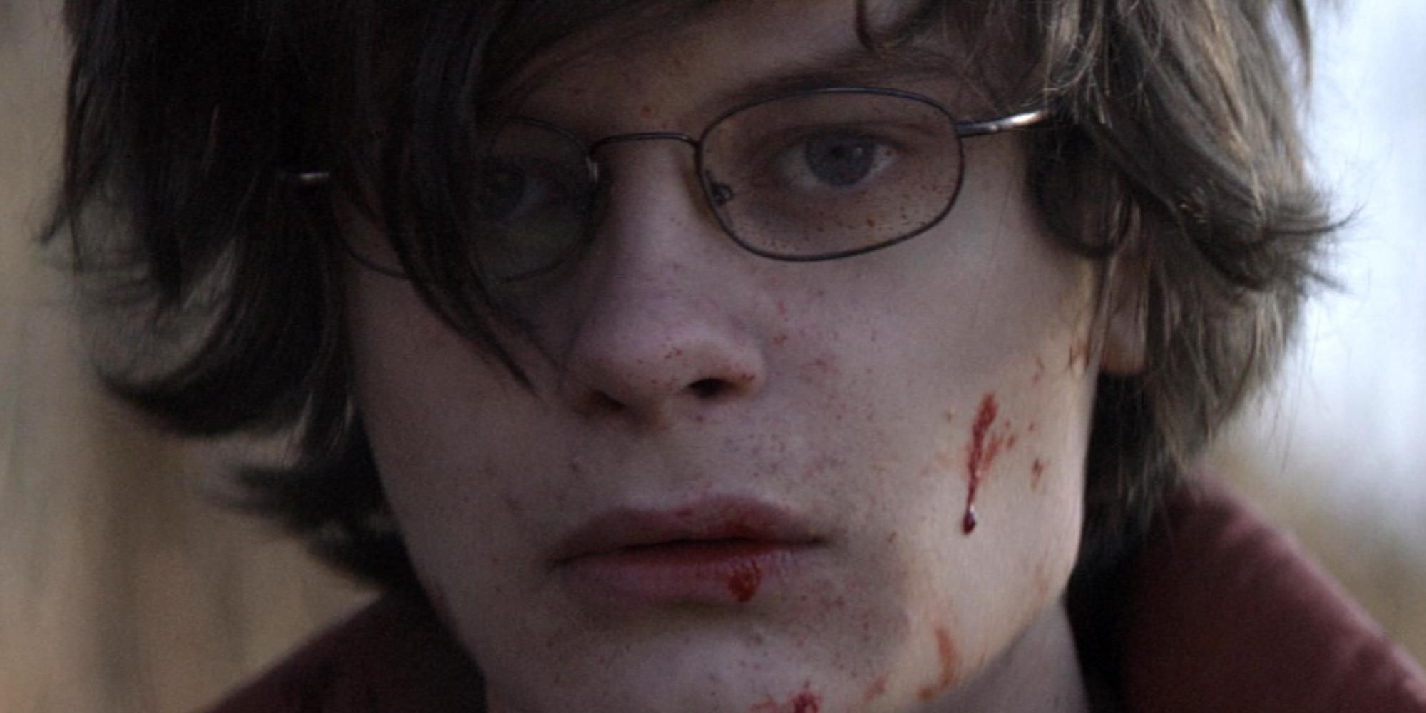 Charlie Tahan con gotas de sangre en el rostro en Super Dark Times.