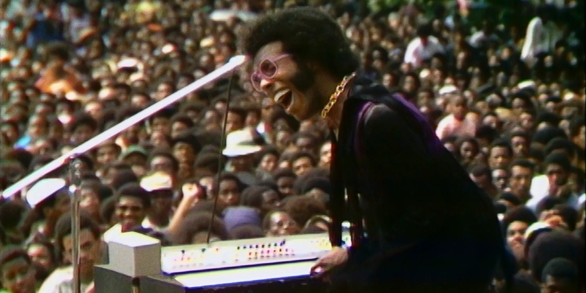 Sly Stone toca piano durante o documentário Summer of Soul