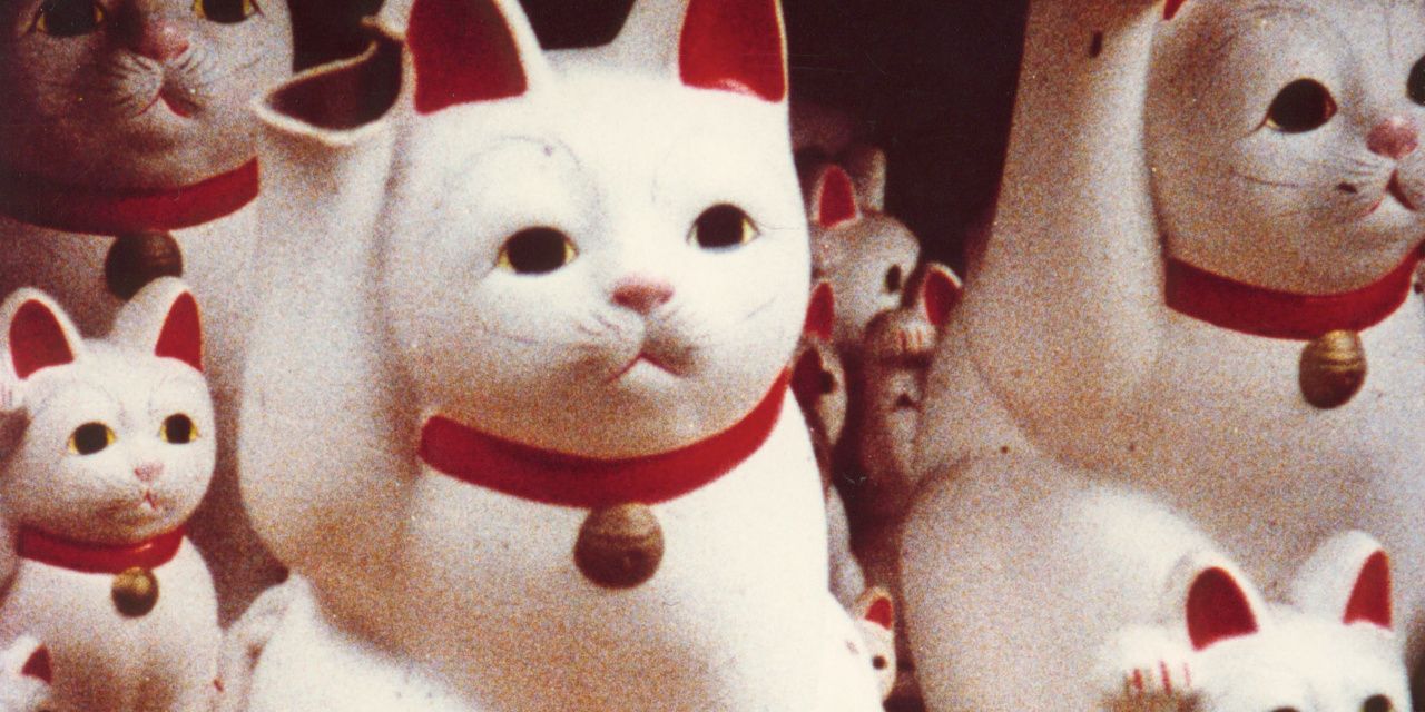 An image shows Maneki-neko cats in the documentary Sans Soleil