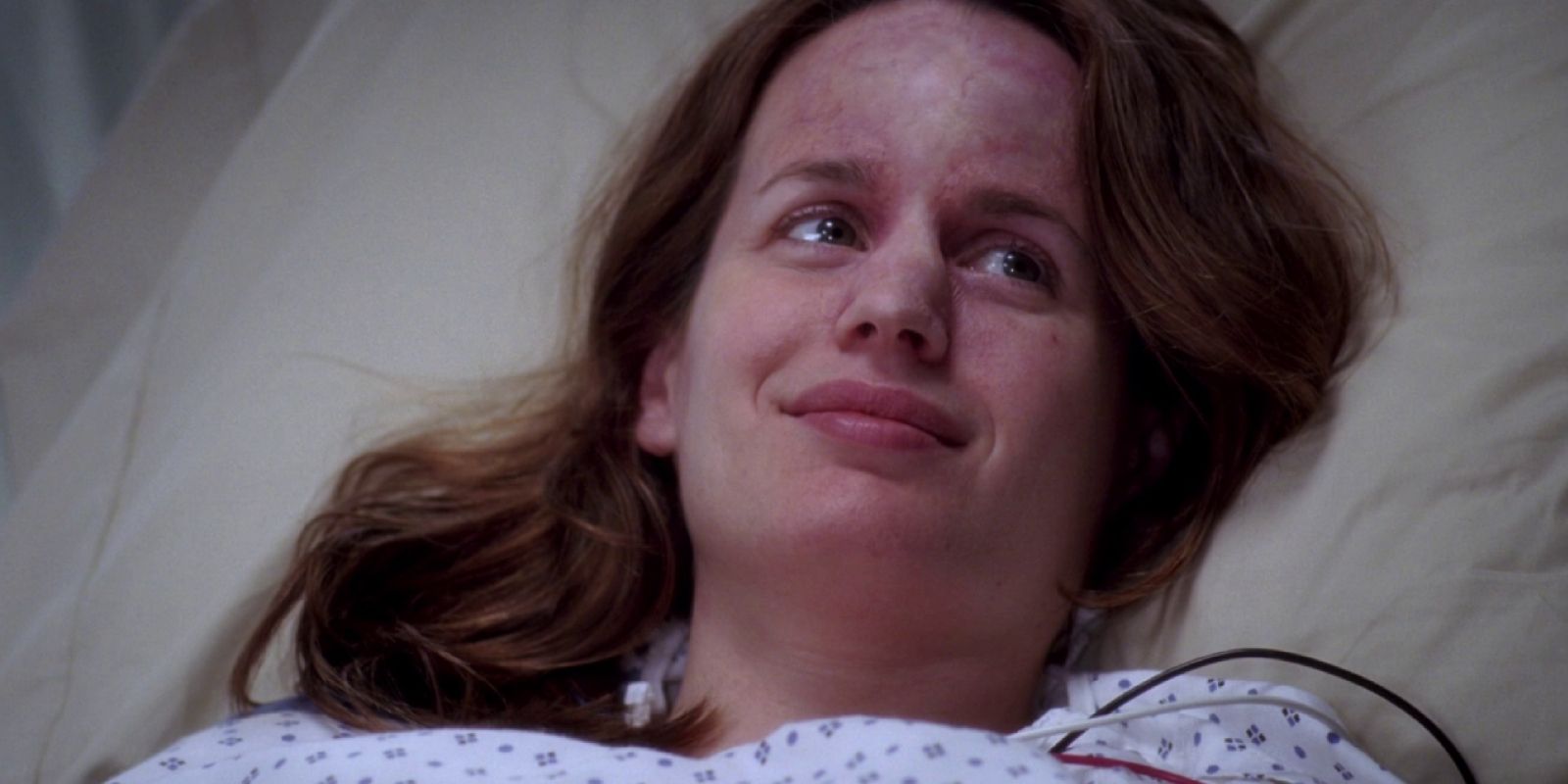 Rebecca Pope como Ava sonriendo en la cama del hospital en Grey's Anatomy