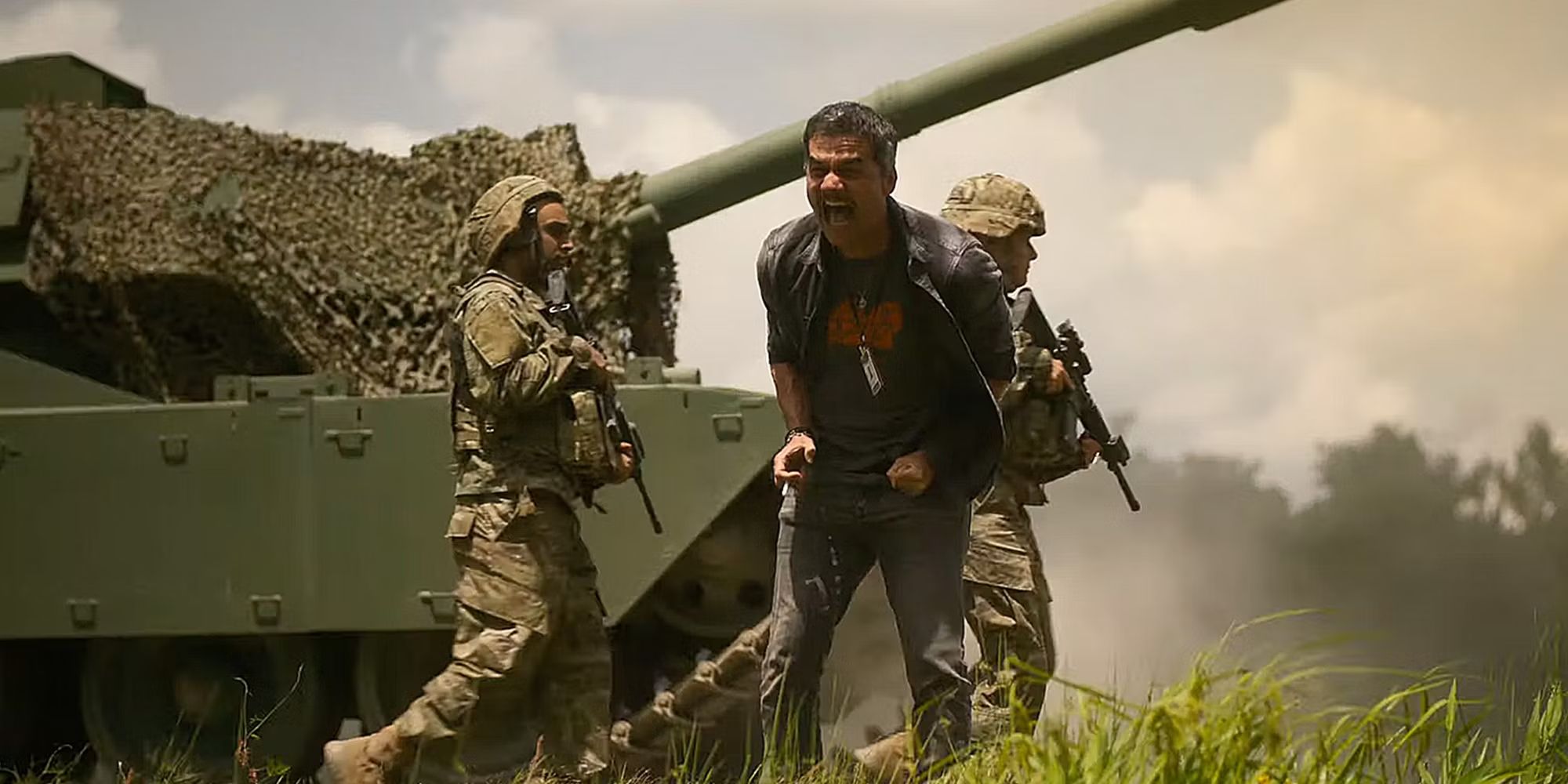 Joel (Wagner Moura) screaming in front of a tank and soldiers in Civil War