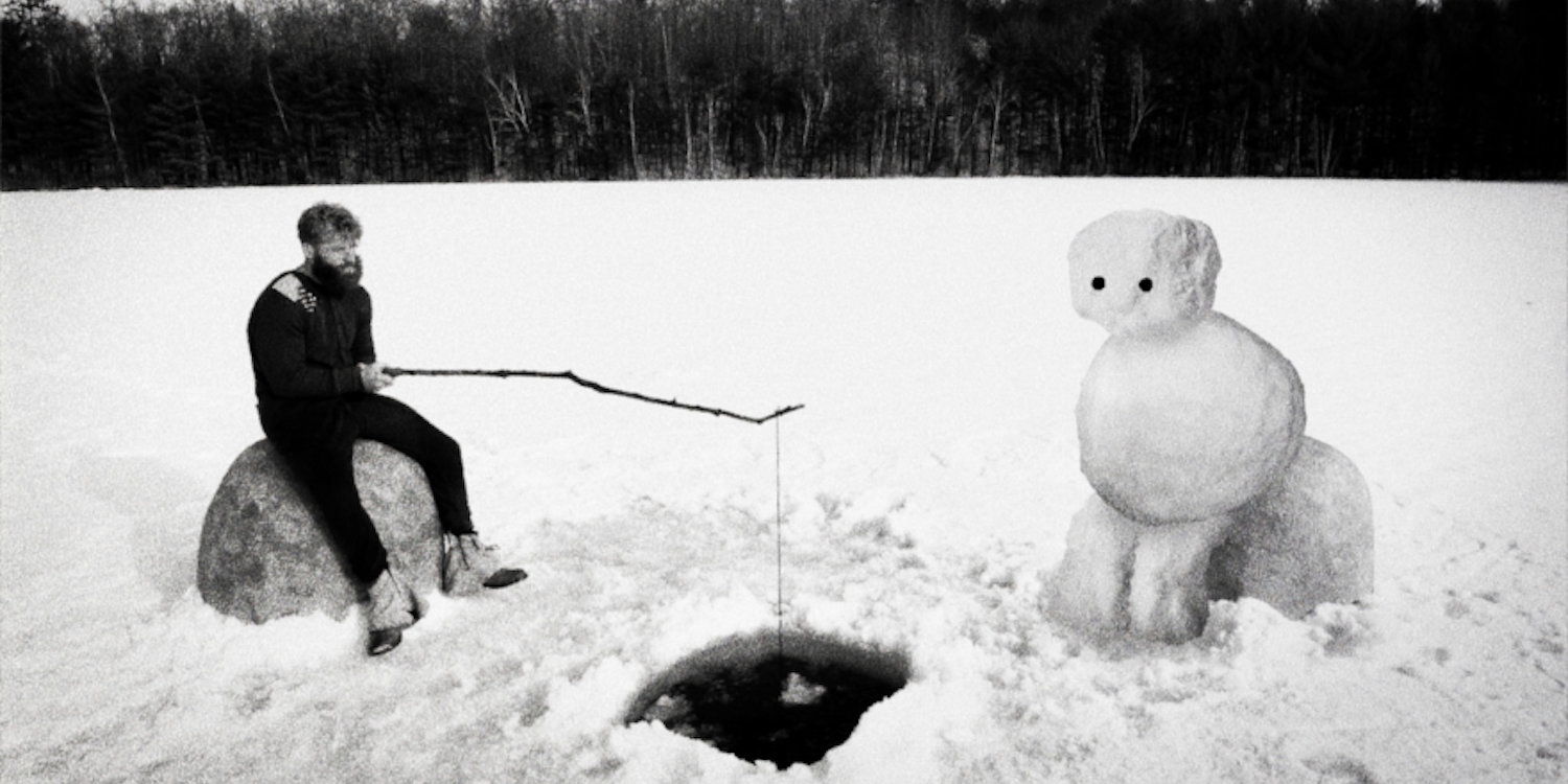 Infeliz Jean Kayak peixe no gelo com um boneco de neve em centenas de castores