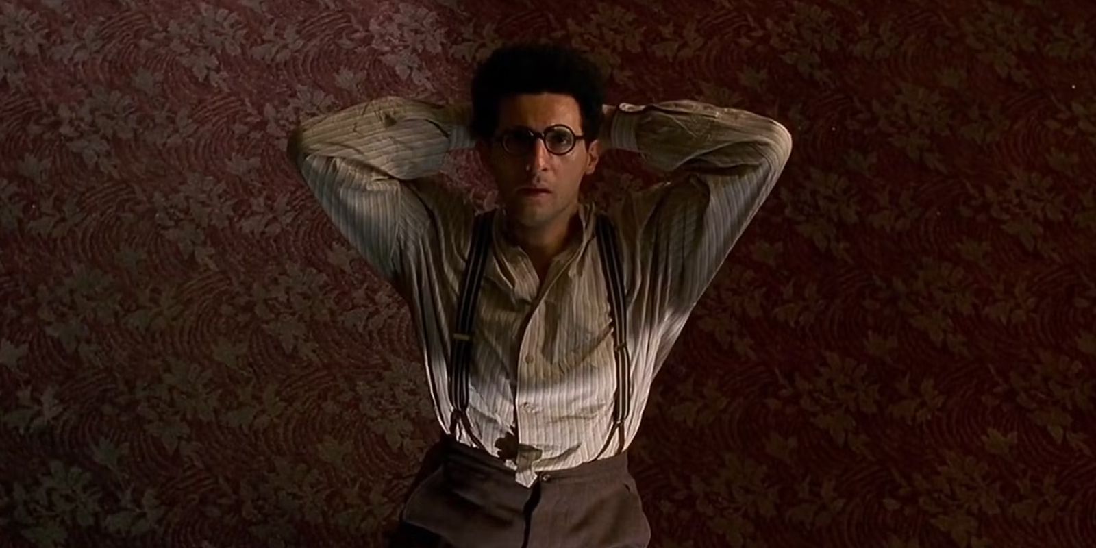 John Turturro como Barton Fink olhando para cima