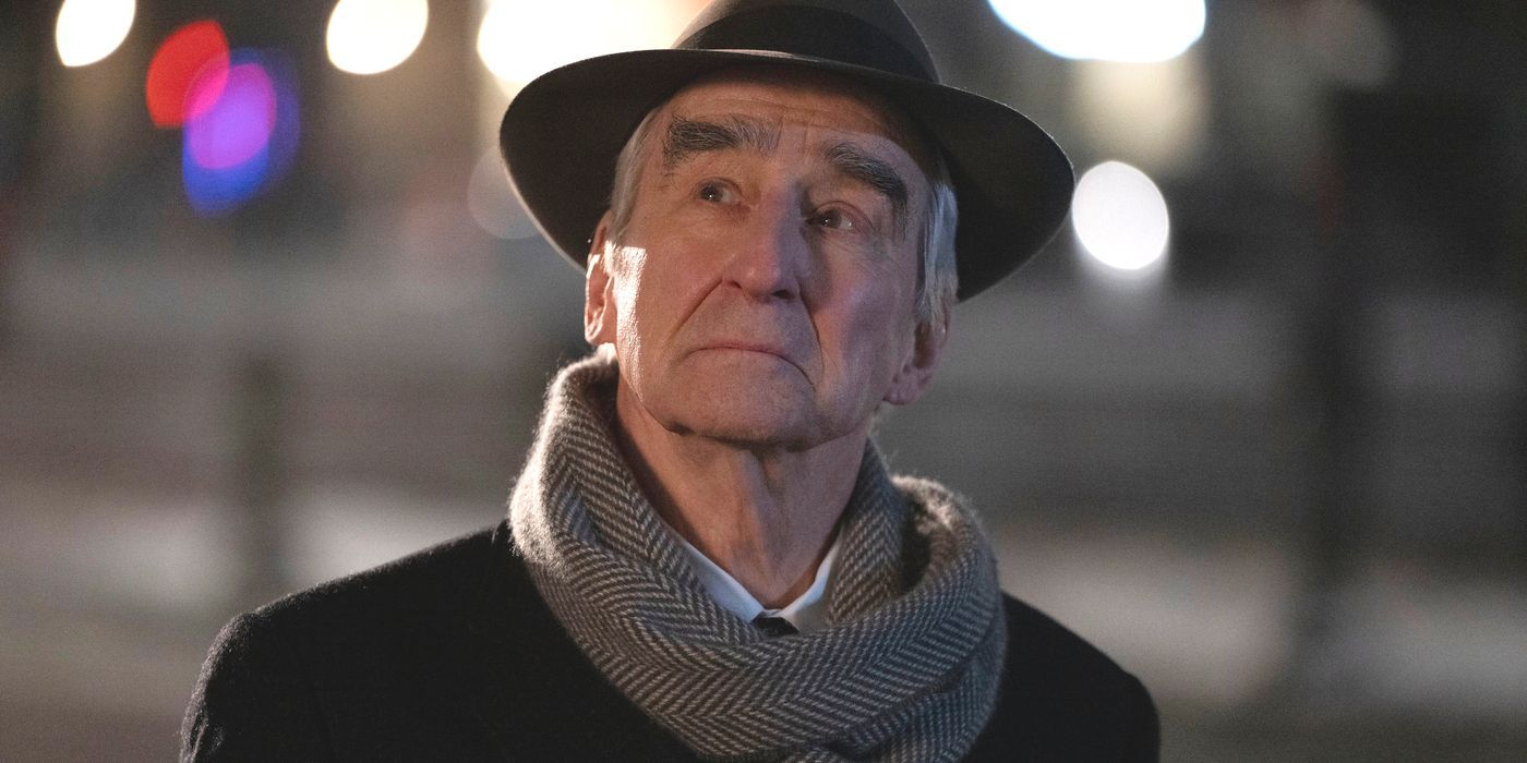 23ª temporada de Law & Order - McCoy está lá fora com um casaco e chapéu e olha para cima pensando.