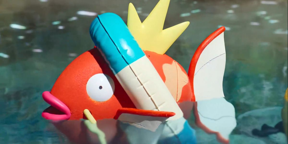 Magikarp nadando com sua boia na piscina no Pokémon Concierge