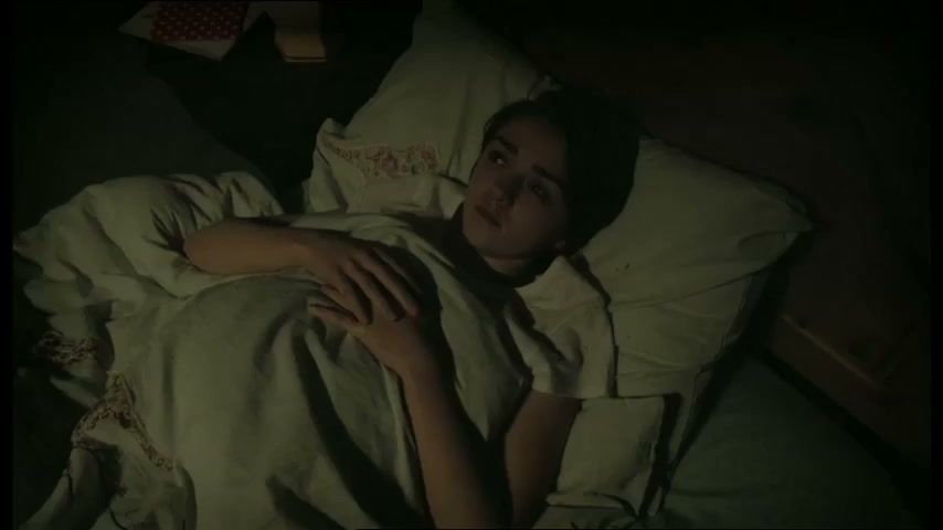 Maisie Williams como Loren acostada en su cama asustada en El secreto de Crickley Hall