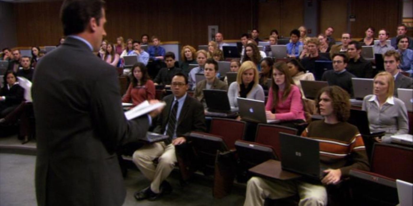 Michael conversando com um grupo de estudantes da Business School no The Office