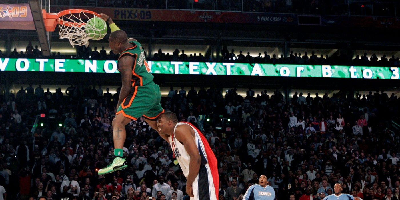 Nate Robinson dunking over Dwight 