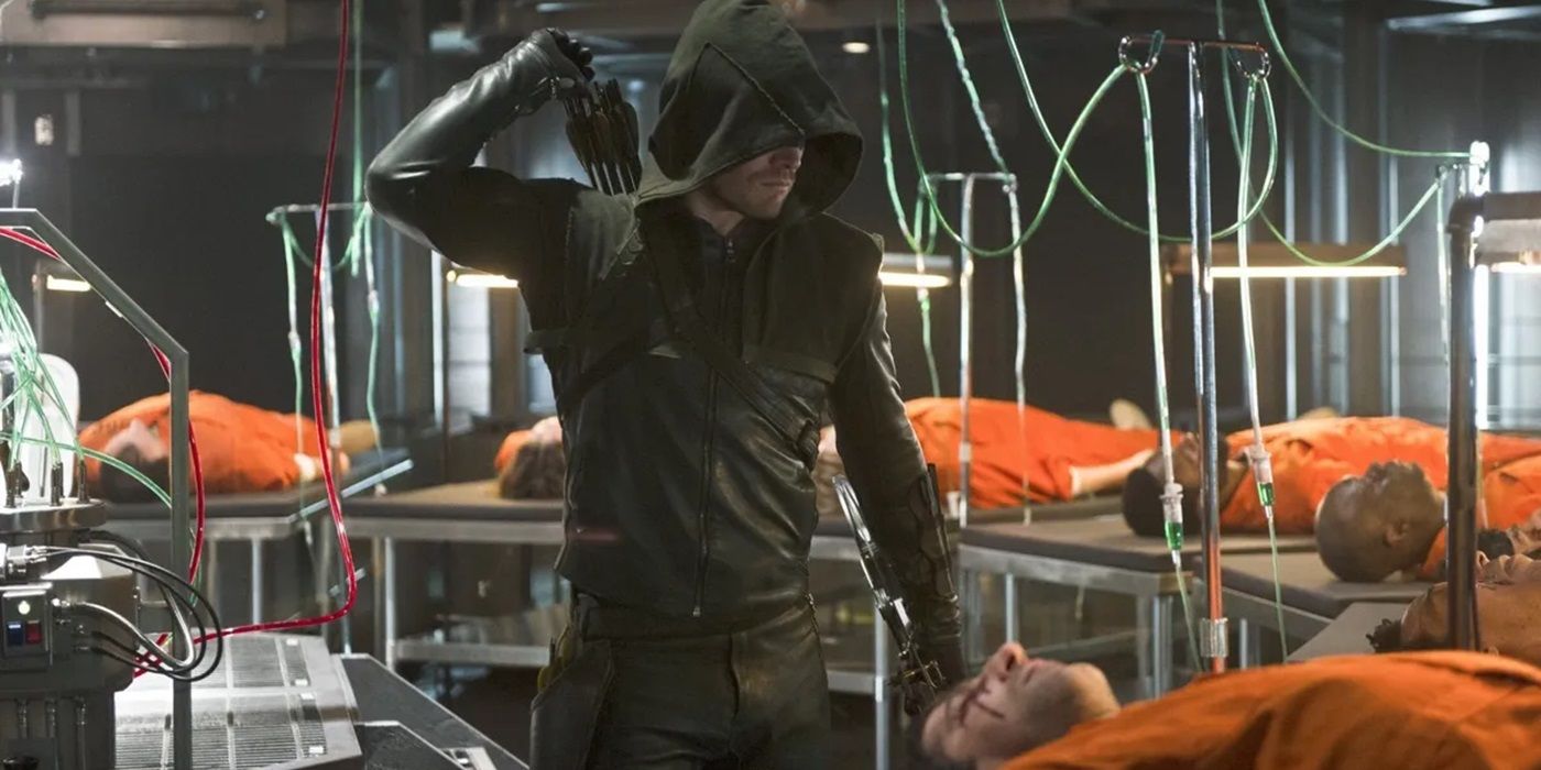 Oliver Queen em um laboratório cercado por prisioneiros em mesas médicas recebendo tratamentos Mirakuru da 2ª temporada de Arrow