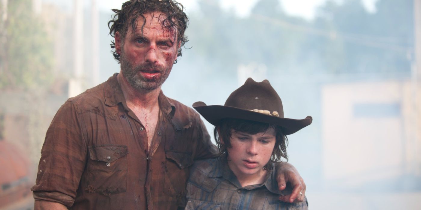 Carl apoiando Rick ferido em The Walking Dead.