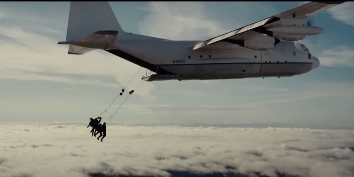 Os homens de Bane repelindo a traseira de um avião na ascensão do cavaleiro das trevas
