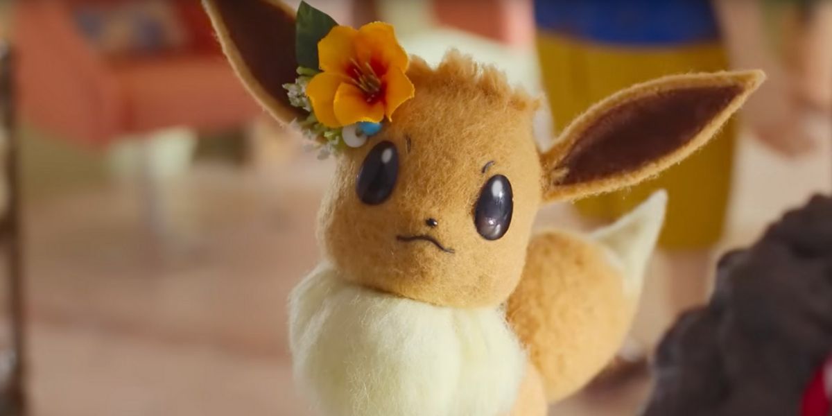 O Pokémon Eevee usando uma flor no cabelo em Pokémon Concierge