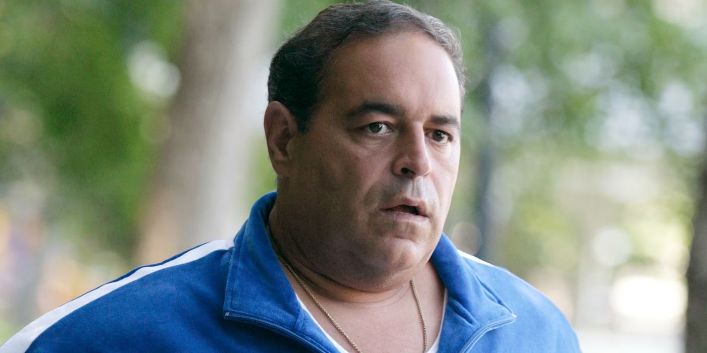 Vito Spatafore, dos Sopranos, em um agasalho azul no parque