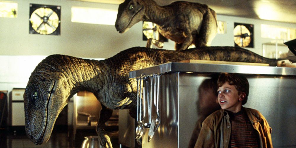 Os Velociraptores caçam pela cozinha em Jurassic Park