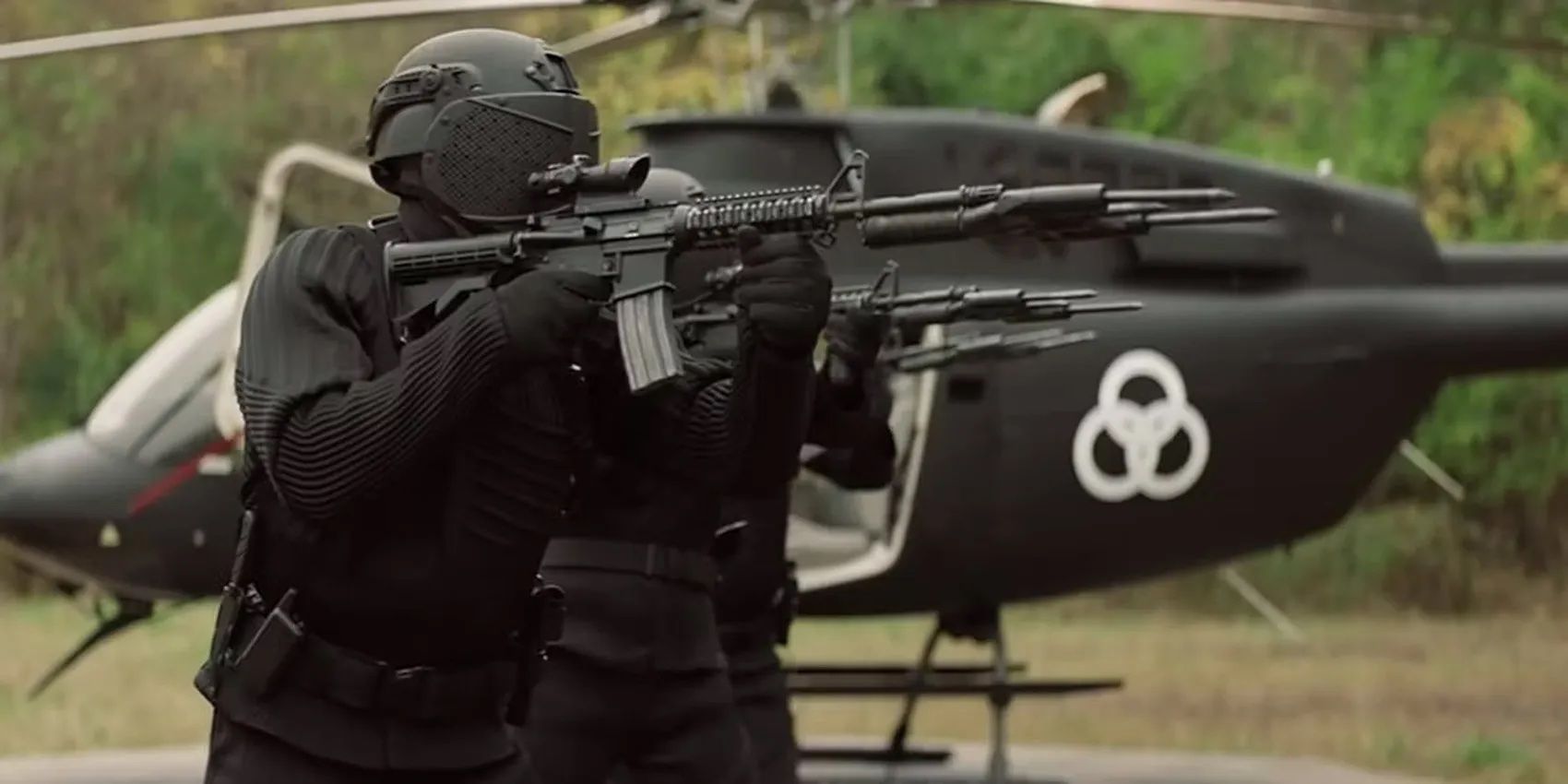 Soldados de CRM apuntando con armas frente a un helicóptero en The Walking Dead: World Beyond