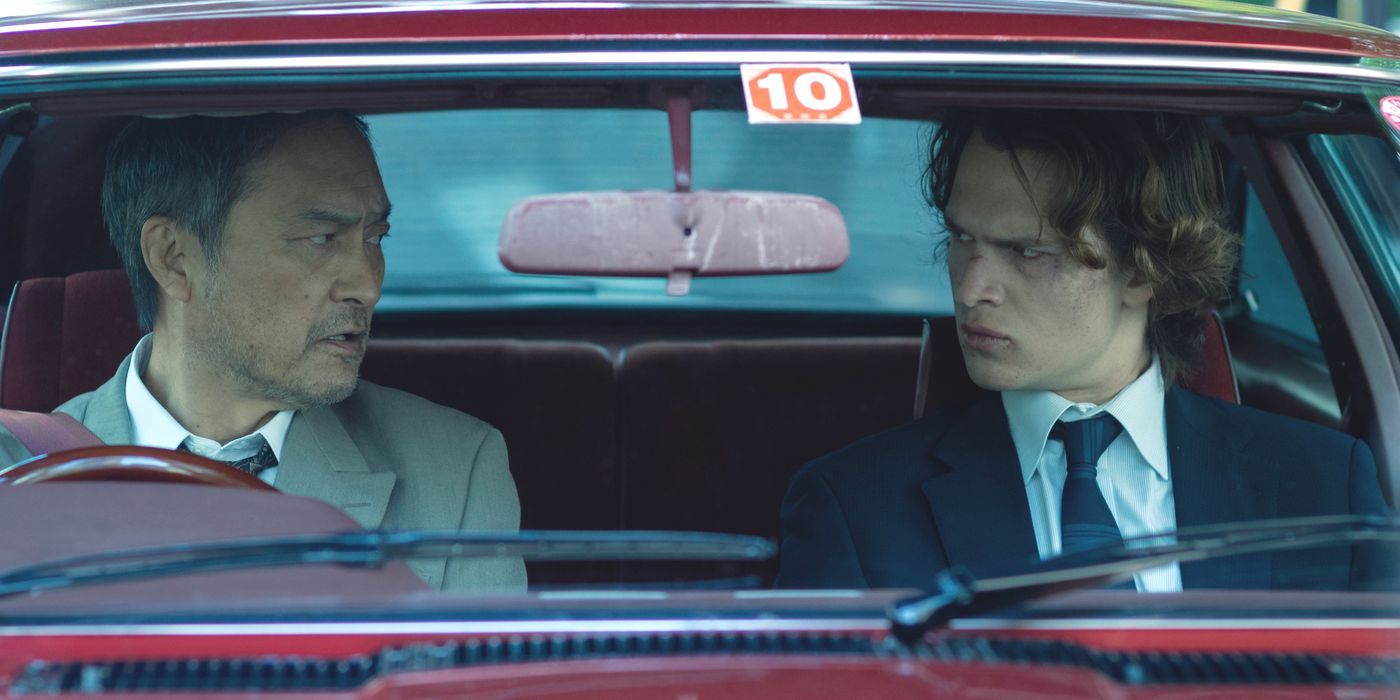 Katagiri (Ken Watanabe) conversa com Jake (Ansel Elgort) em um carro vermelho na 2ª temporada de Tokyo Vice.