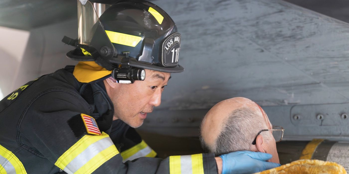 Howard "Chimney" Han (Kenneth Choi) helping a man on 9-1-1.