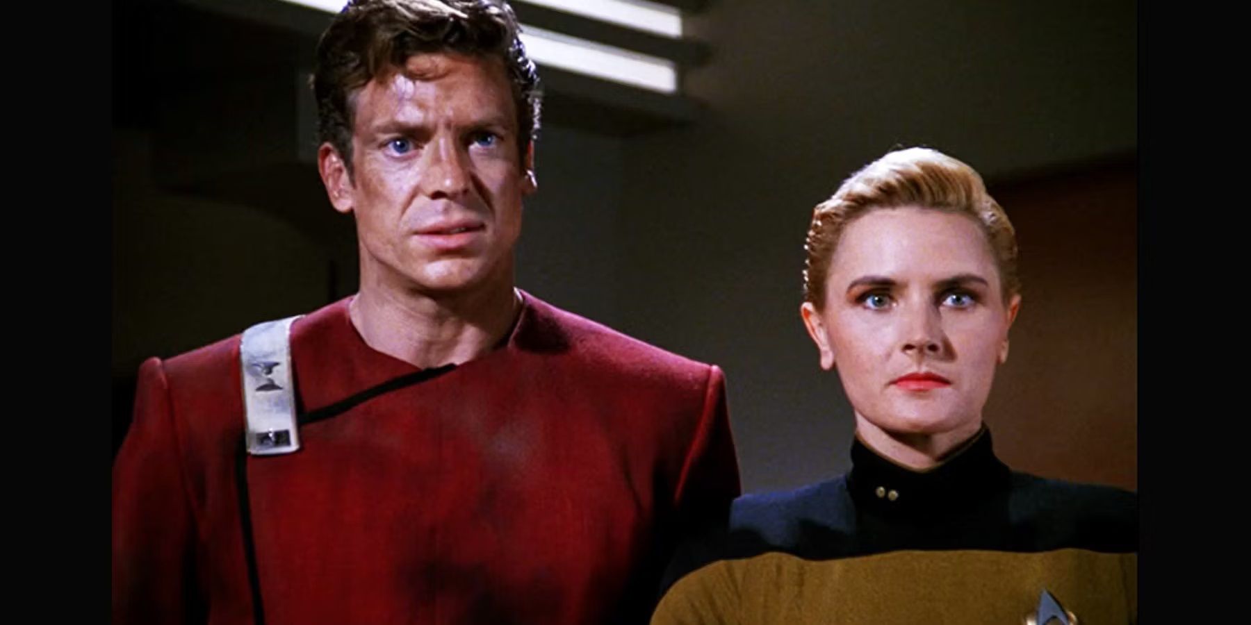 Um Richard Castillo sujo e Tasha Yar revivida na sala de preparação de Star Trek The Next Generation