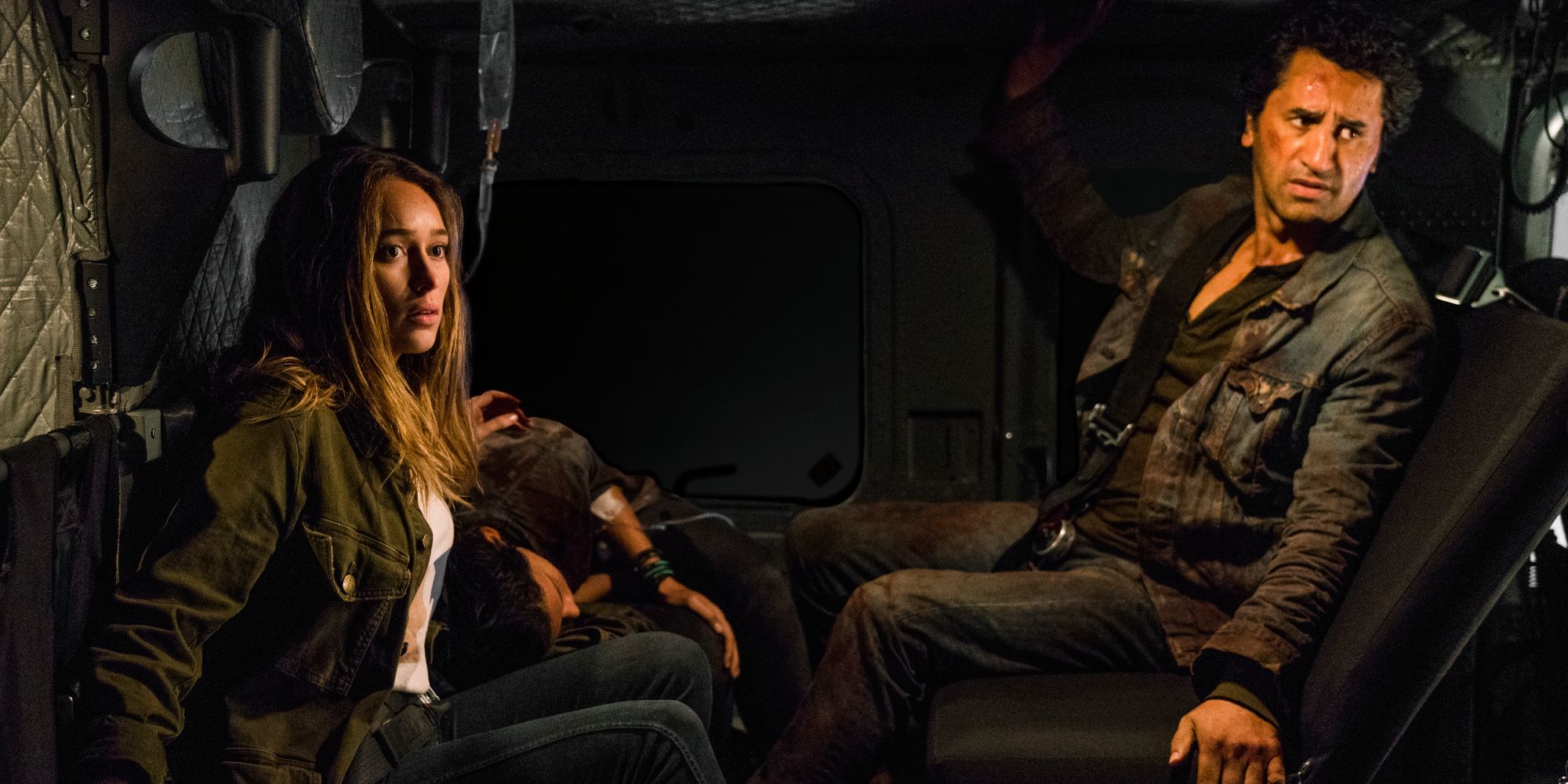 Alicia Clark e Travis Manawa estão com medo em um helicóptero na 3ª temporada de Fear the Walking Dead