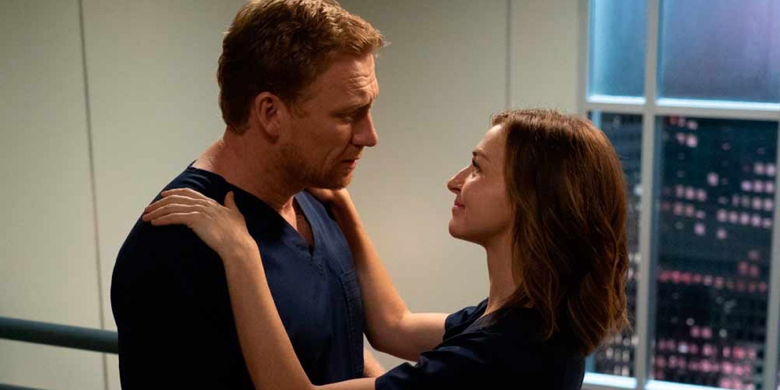 Amelia e Owen se abraçando na escada em Grey's Anatomy.