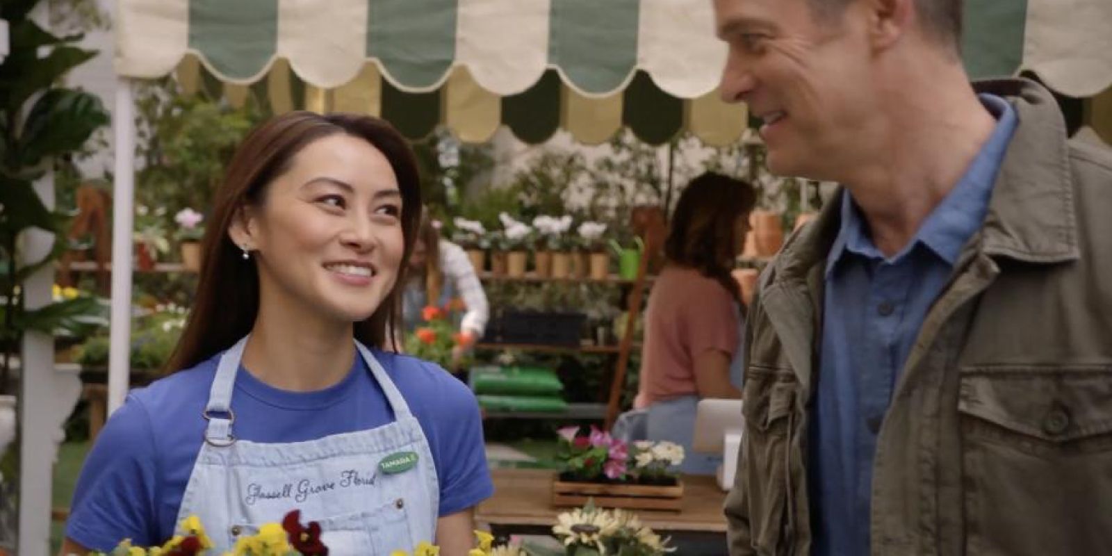 Tamara sorrindo para Bobby em uma floricultura em 9-1-1 “Recovery”.