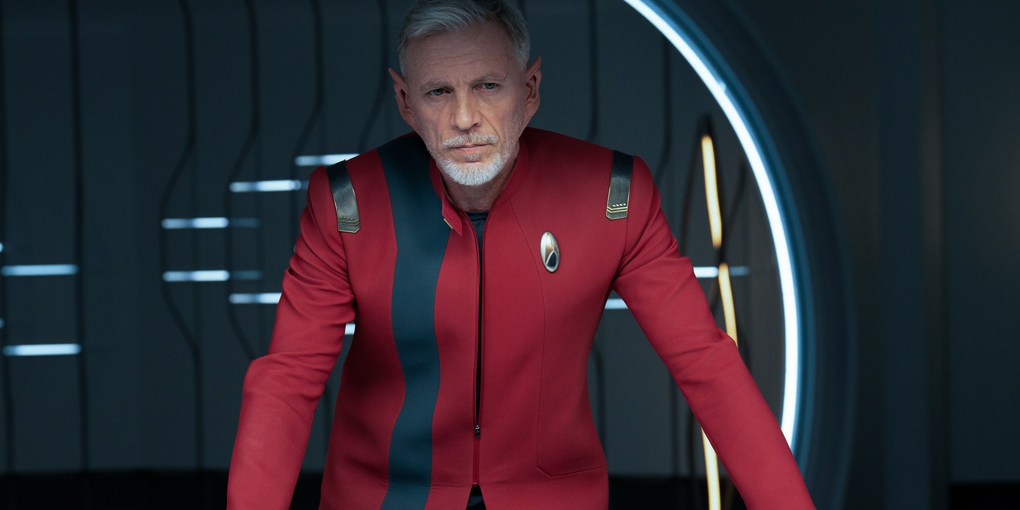 Rayner (ator Callum Keith Rennie) usa uniforme vermelho da Frota Estelar em Star Trek: Discovery