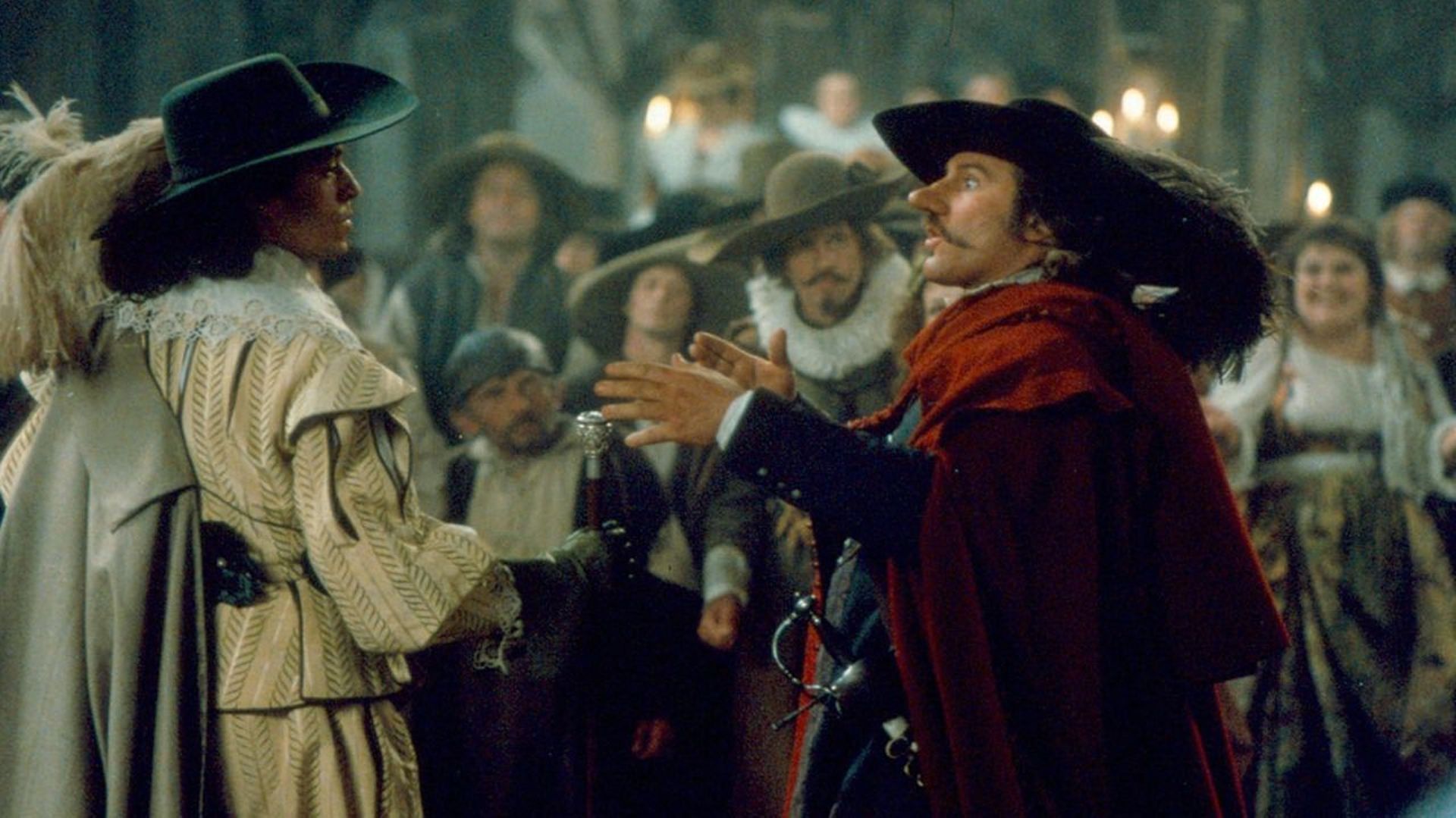 Cyrano se enfrenta ante una multitud en Cyrano de Bergerac.