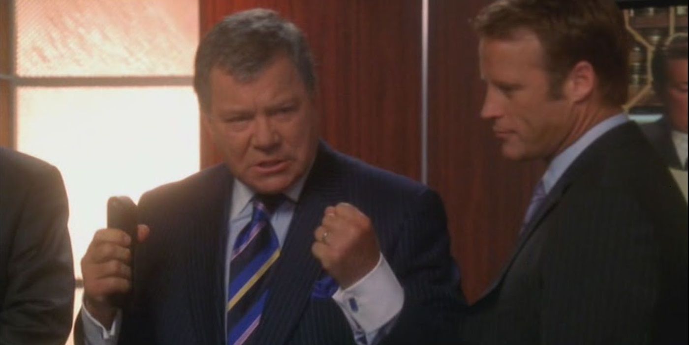 Denny Crane tiene dos puños para alentar a Brad Chase en Boston Legal