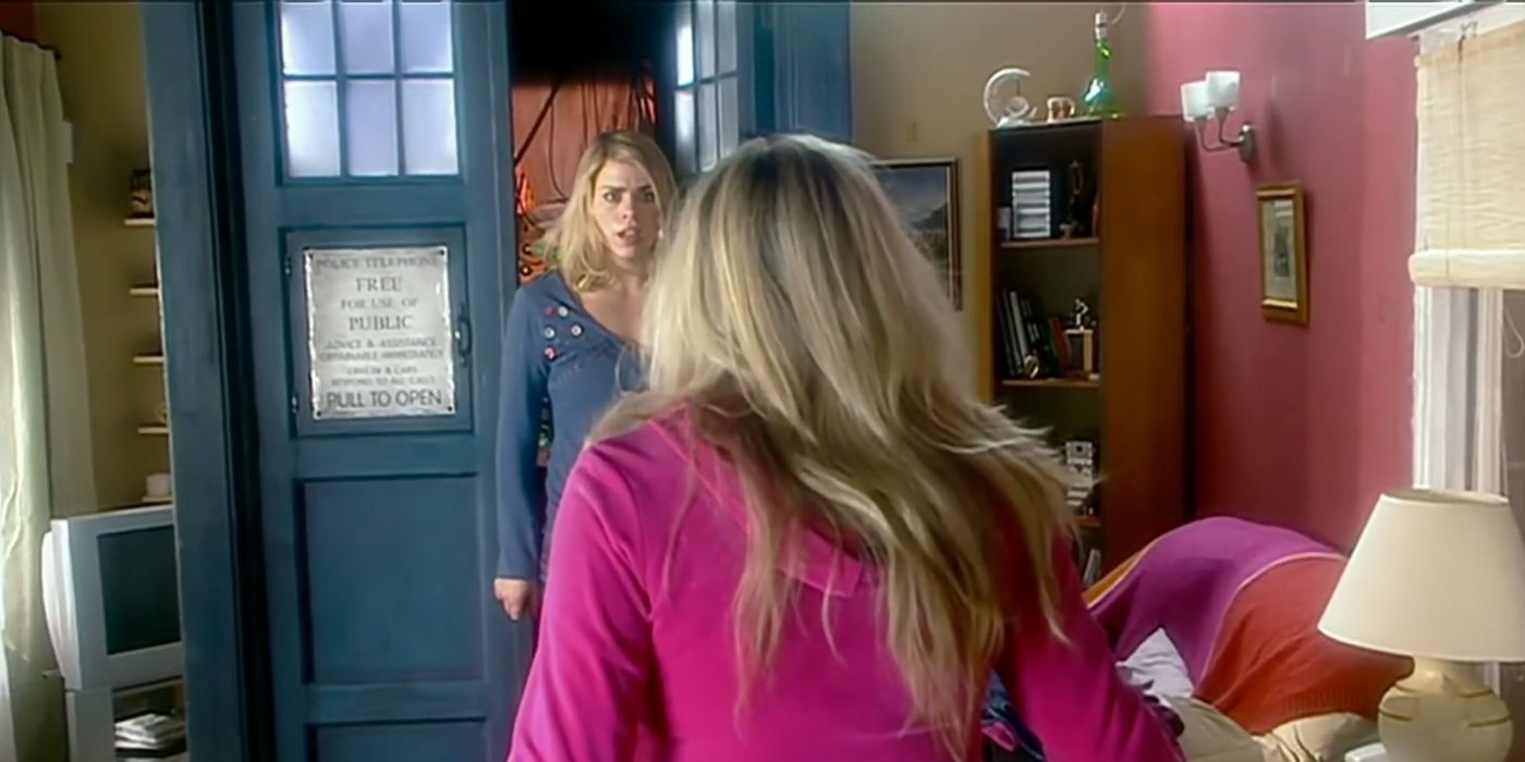 Rose Tyler sai da TARDIS para cumprimentar Jackie Tyler em seu apartamento em Doctor Who.