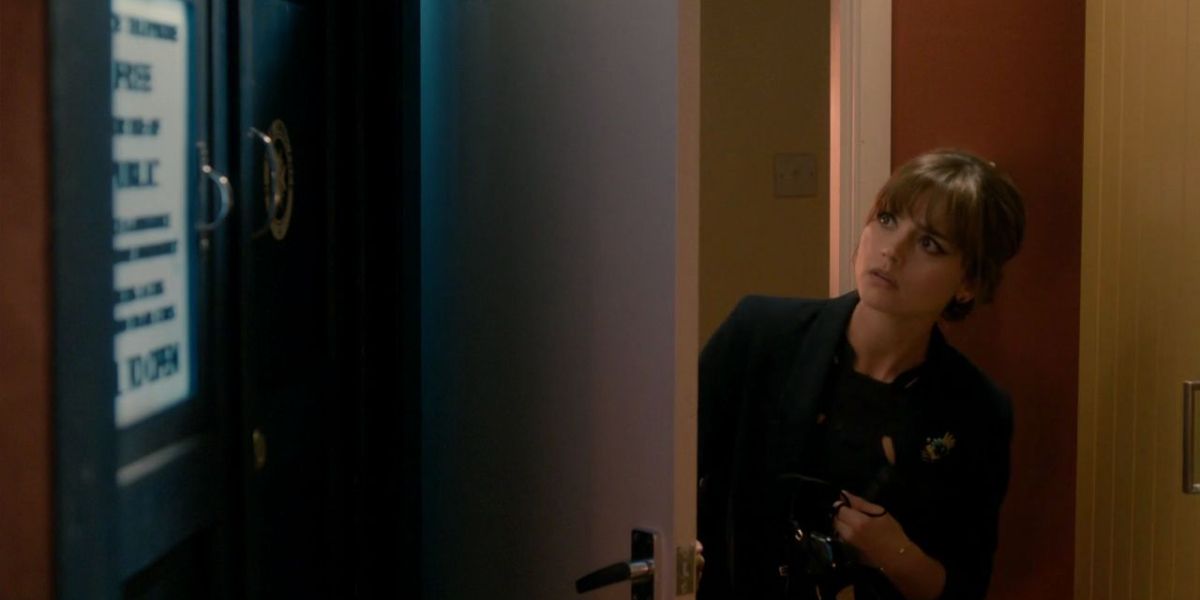 Clara Oswald, de Jenna Coleman, encontra a TARDIS parada em seu quarto em Doctor Who.